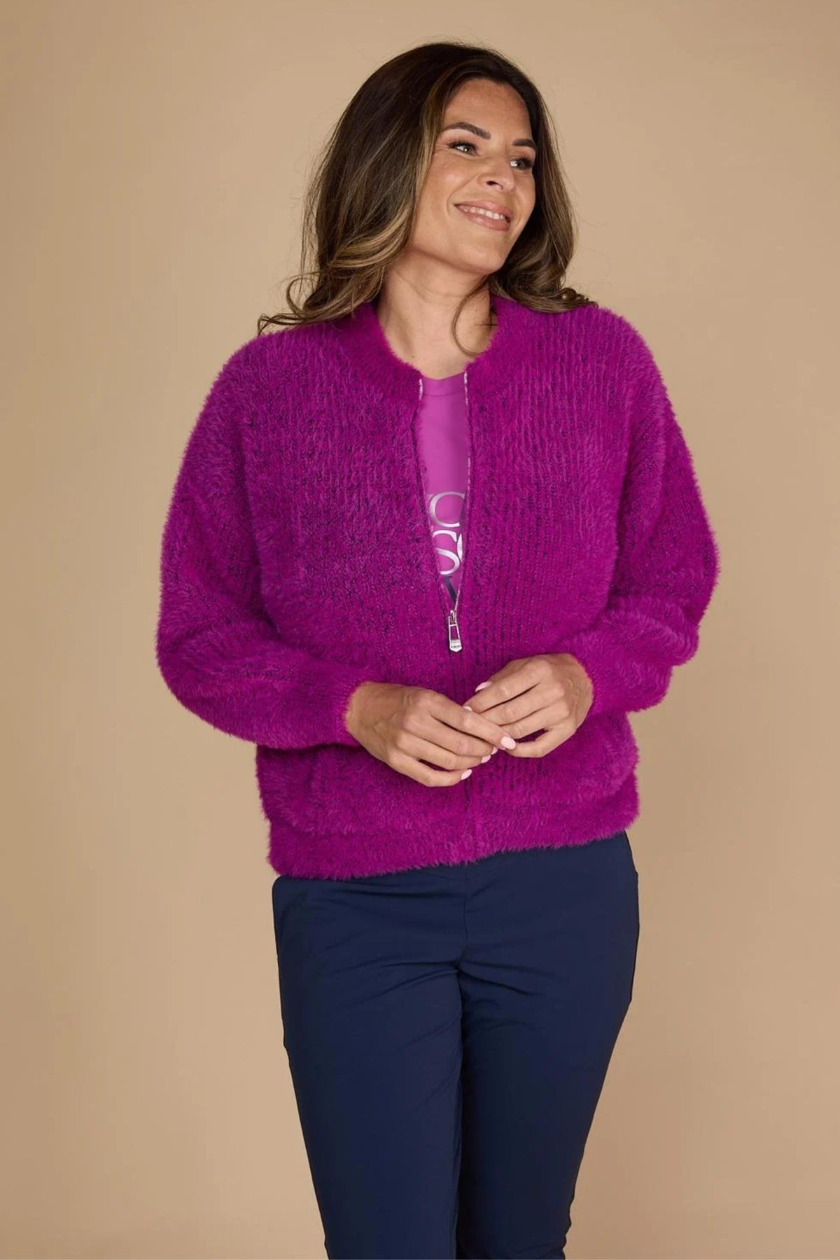 Zoso Morgan Violet 265 vest in paars met zachte stof en ronde hals, gedragen door een persoon.