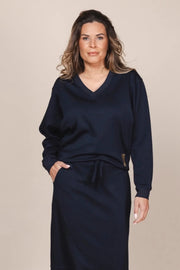 Navy blauwe sweater Cody van Zoso, zachte katoenen stof, getailleerde pasvorm en korte mouwen, geschikt voor casual draagstijl.