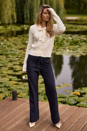 Navy bonded travel broek van Mi Piace met flared pasvorm, getoond op een model in een stijlvolle, casual setting.