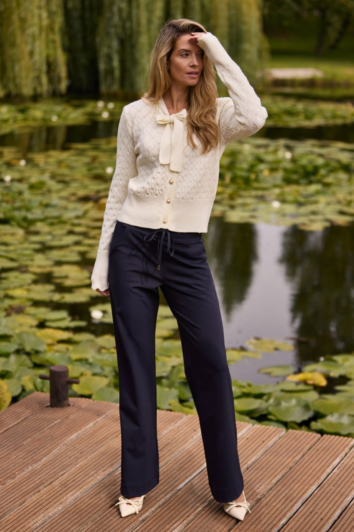 Navy bonded travel broek van Mi Piace met flared pasvorm, getoond op een model in een stijlvolle, casual setting.