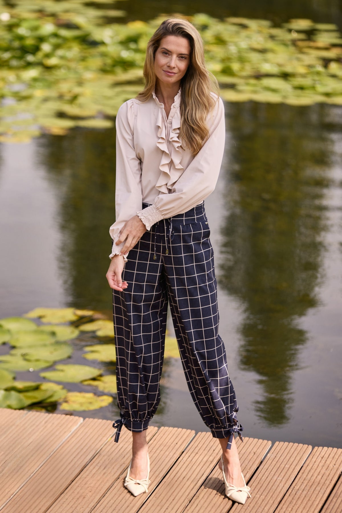 Navy blauwe reisbroek van Mi Piace met ballonmodel, strikdetail en print, geschikt voor comfortabel reizen en casual dragen.