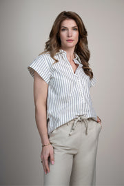 Offwhite blouse Alise van Elvira Casuals, soepel vallend met lange mouwen en elegante details, gedragen door een model.