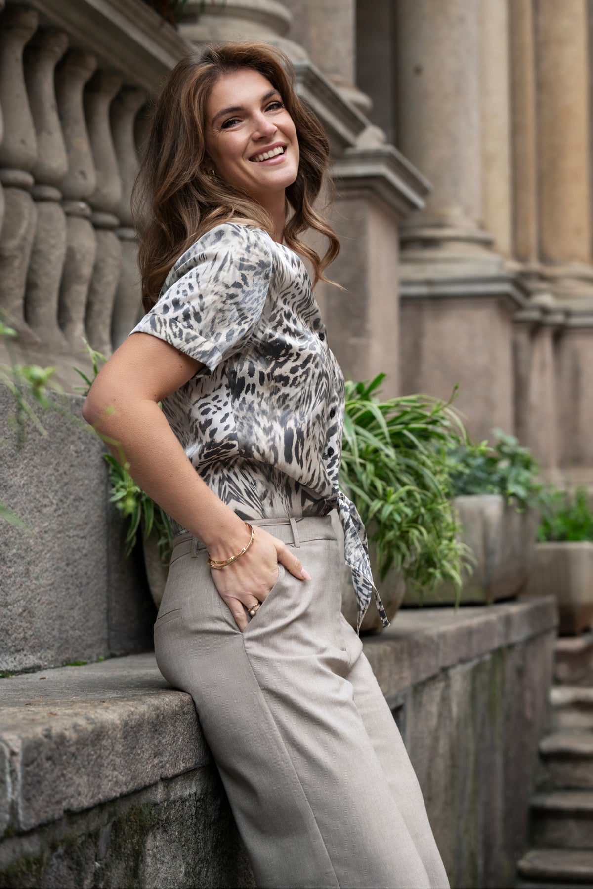 Zwarte blouse met dierenprint van Elvira Casuals, getoond op een model met lange mouwen en ronde hals.