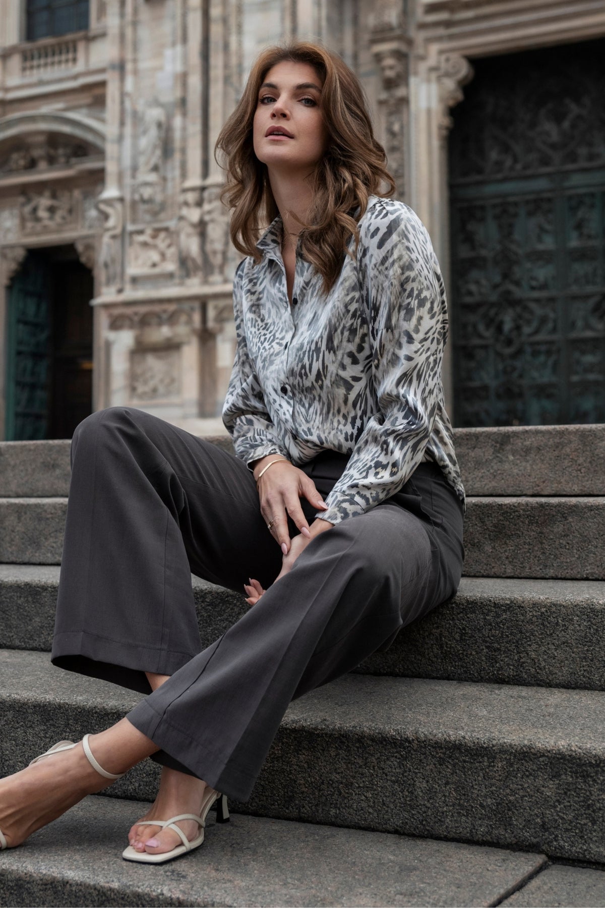 Lange mocha broek van Elvira Casuals met rechte snit, gedragen door een model, zichtbaar van de taille tot de enkels.