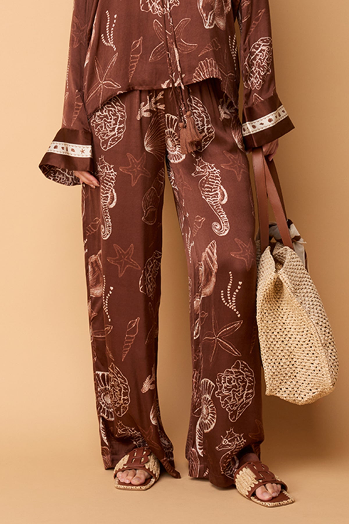 Ibana Piero Shell Marron broek met casual pasvorm en elastische taille, zichtbaar in deze afbeelding.