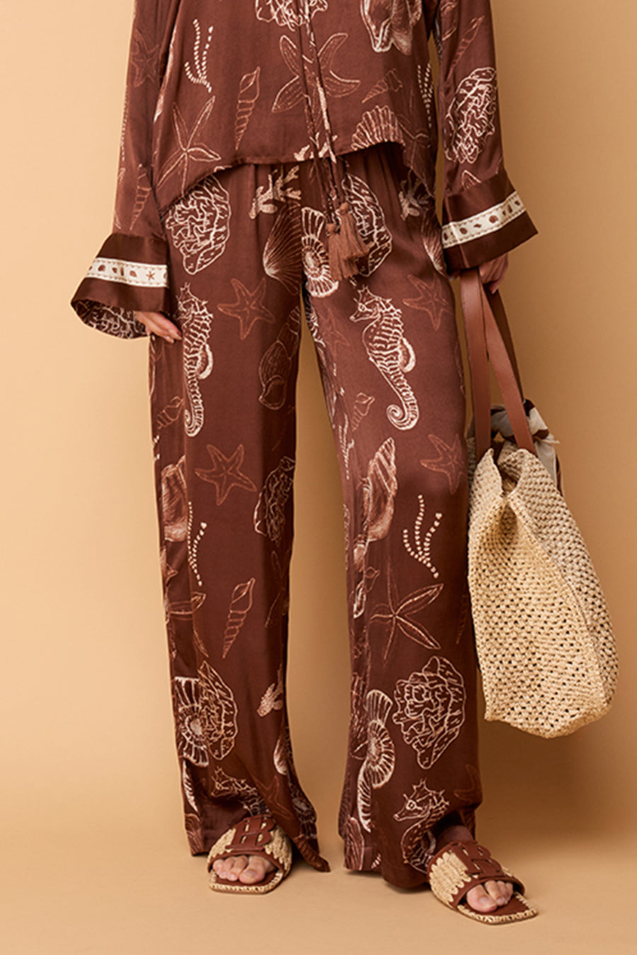 Ibana Piero Shell Marron broek met casual pasvorm en elastische taille, zichtbaar in deze afbeelding.