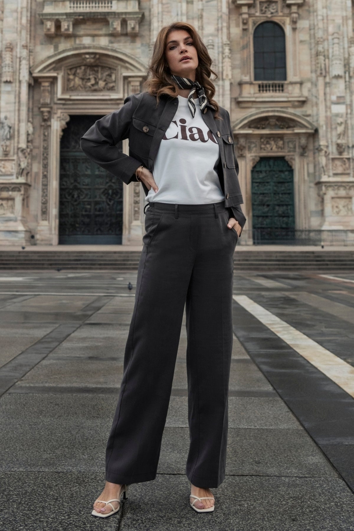 Elvira Casuals Loa Mocha jas met capuchon en ritssluiting, stevige stof en modieuze pasvorm, gedragen door een model.