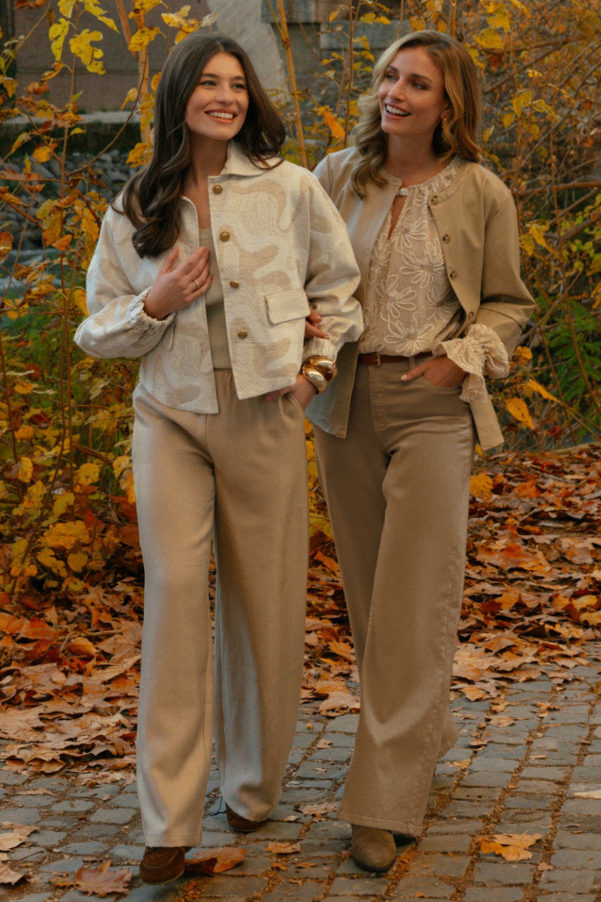 G-maxx Aingeal licht camel jas met capuchon en ritssluiting, casual winterjack voor dames.