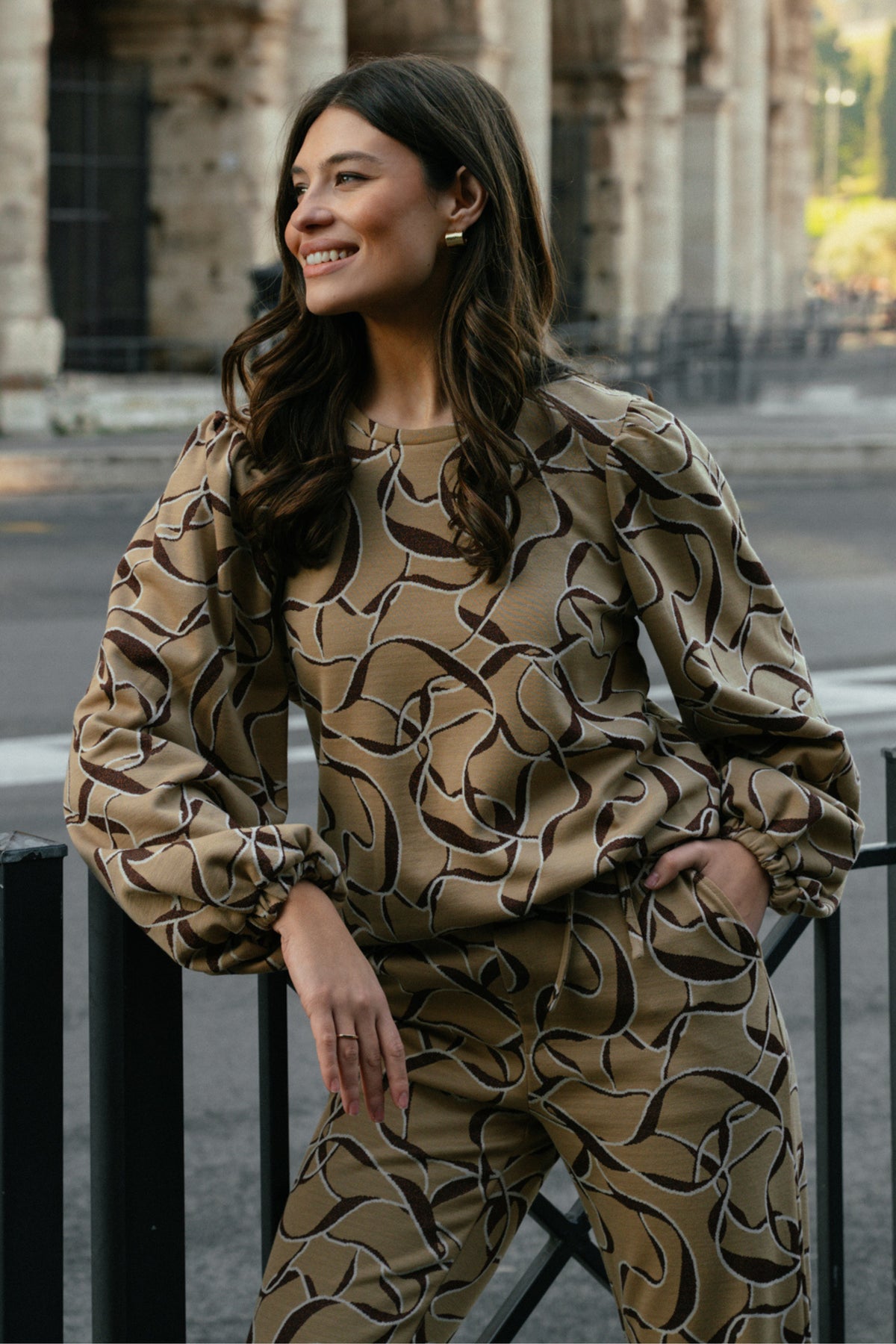 G-maxx Top Laoise Light Camel Burnt Henna, licht camel gekleed model met stijlvolle top, close-up van het kledingstuk