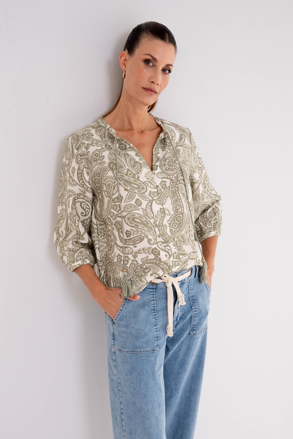 Olijfgroene blouse Taisley met paisley patroon van Maicazz & Zizo, katoenen stoffen, gedragen door een model.