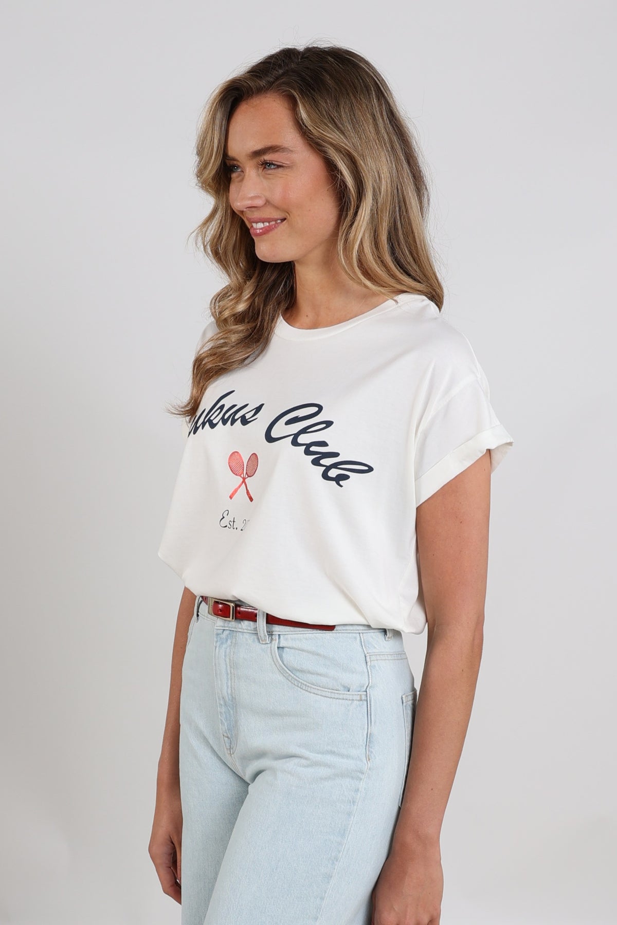 Witte Pippa T-shirt van Nukus met korte mouwen en ronde hals, gedrukt met een subtiel ontwerp, gedragen door een model.