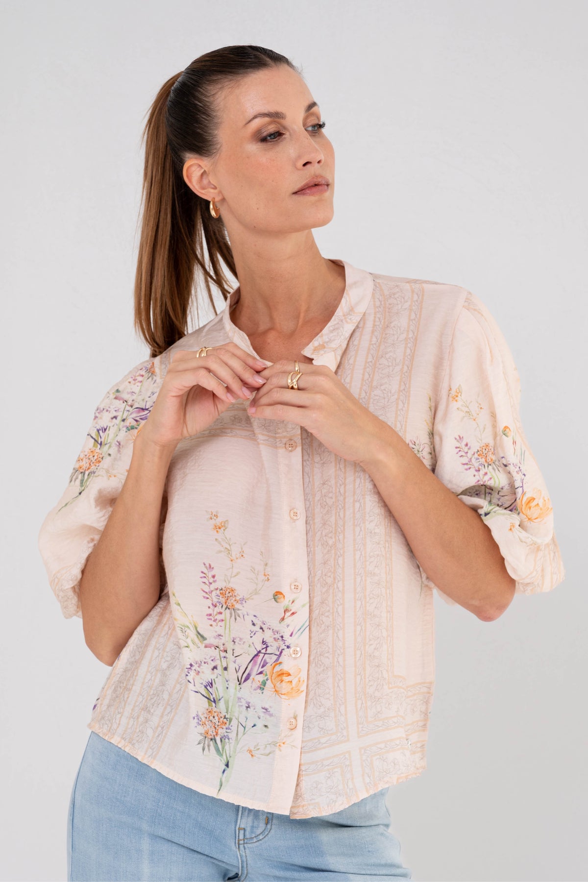 Zwarte blouse Tominte Romantic van Maicazz & Zizo met elegante details en vloeiende stof, gedragen door een model.