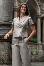 Elvira Casuals blouse Dolce Animal met print, korte mouwen en losse pasvorm, geschikt voor casual en zomerse outfits.