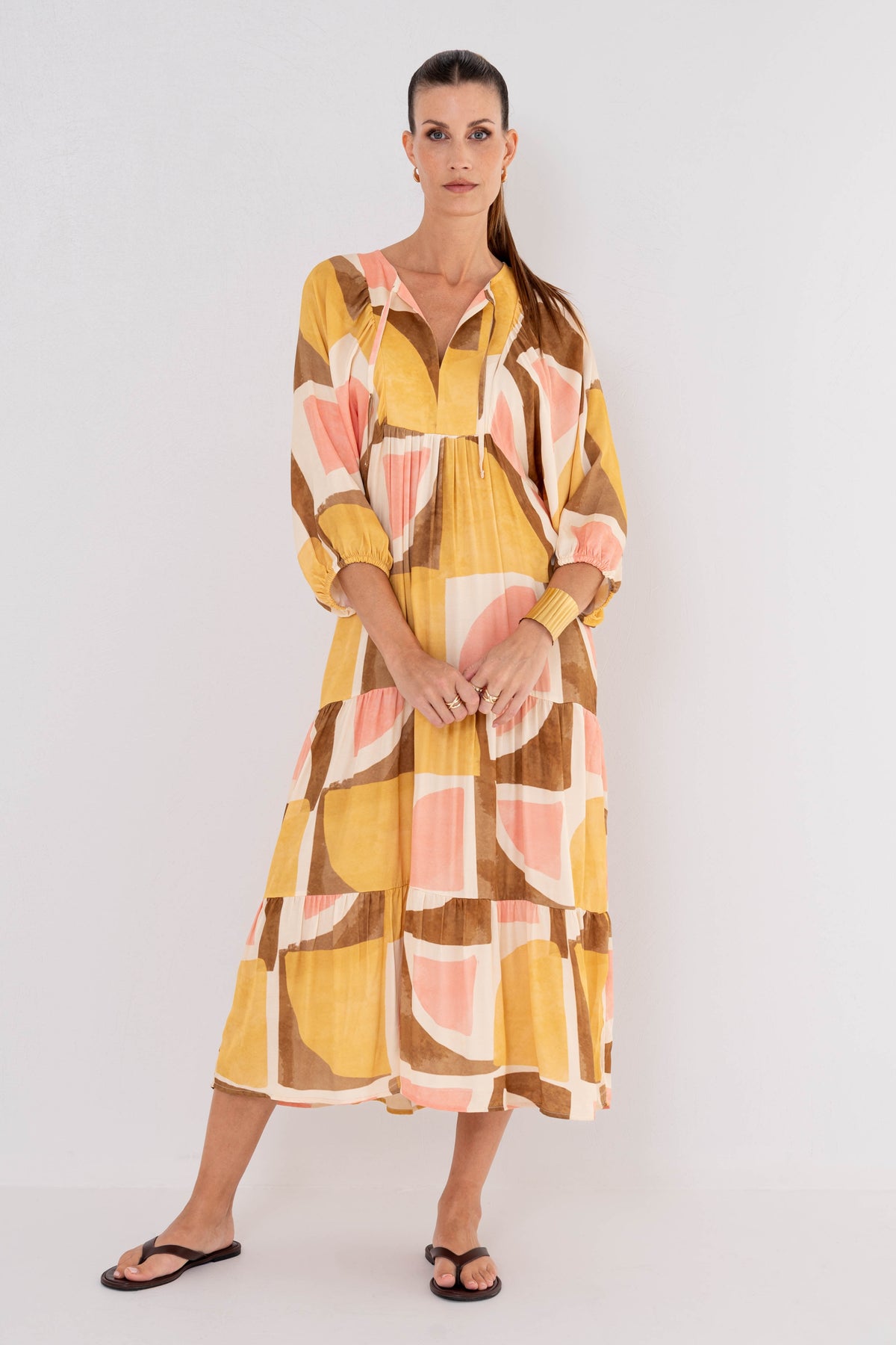 Boho Geo jurk Frouke van Maicazz & Zizo met kleurrijk patroon en losse pasvorm, perfect voor een casual, stijlvolle look.