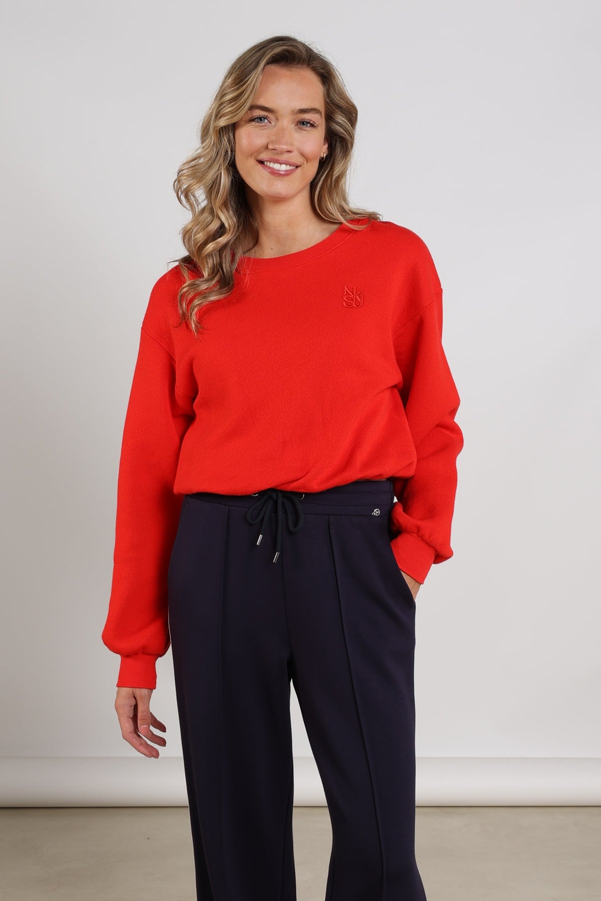 Nukus Amalia Kiss NKF03016 gebreide sweater met ronde hals in een zachte, stijlvolle blauwe kleur.