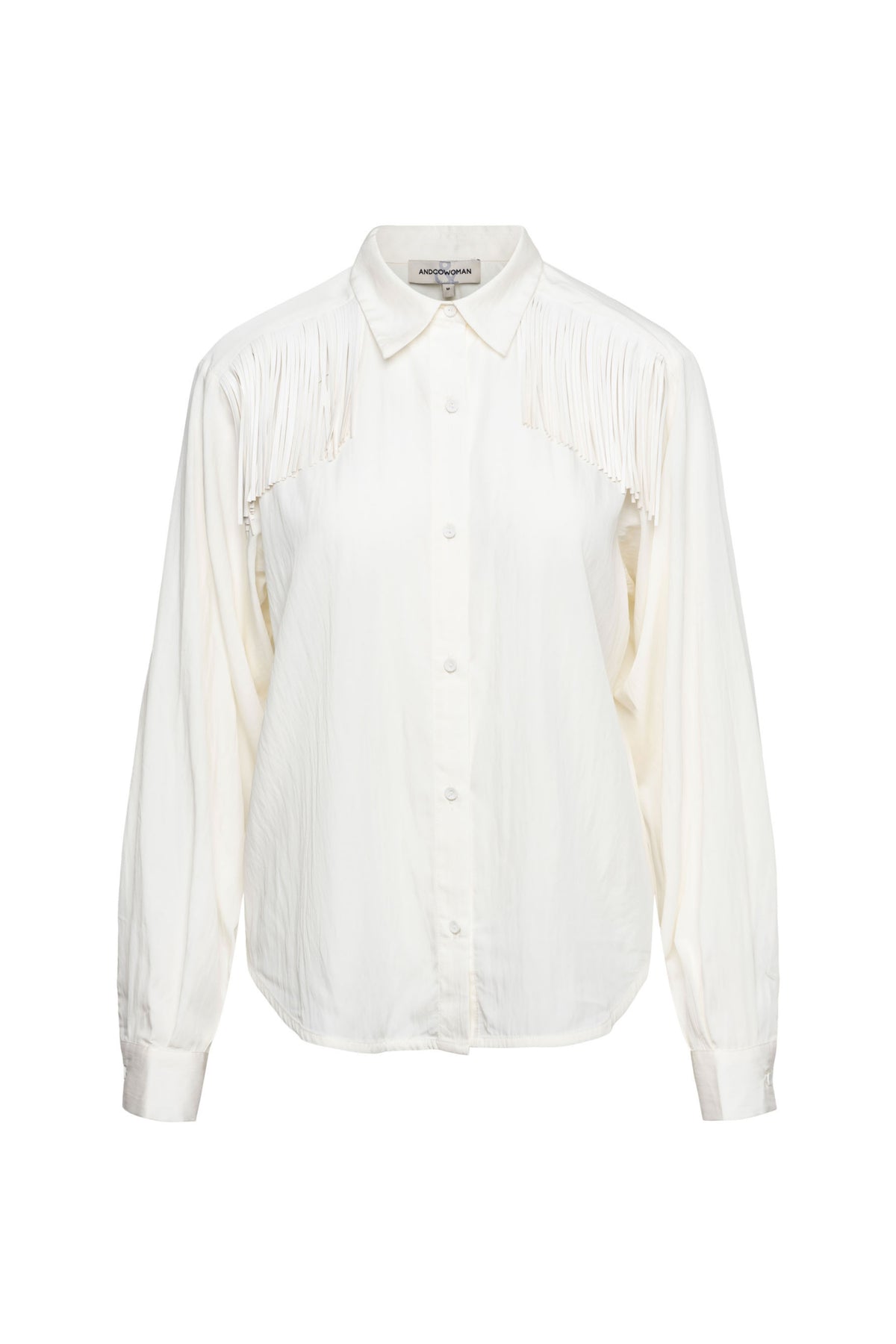 Offwhite blouse van &Co woman, Whitely BL405 met losse pasvorm en knoopsluiting, gedragen door een model.