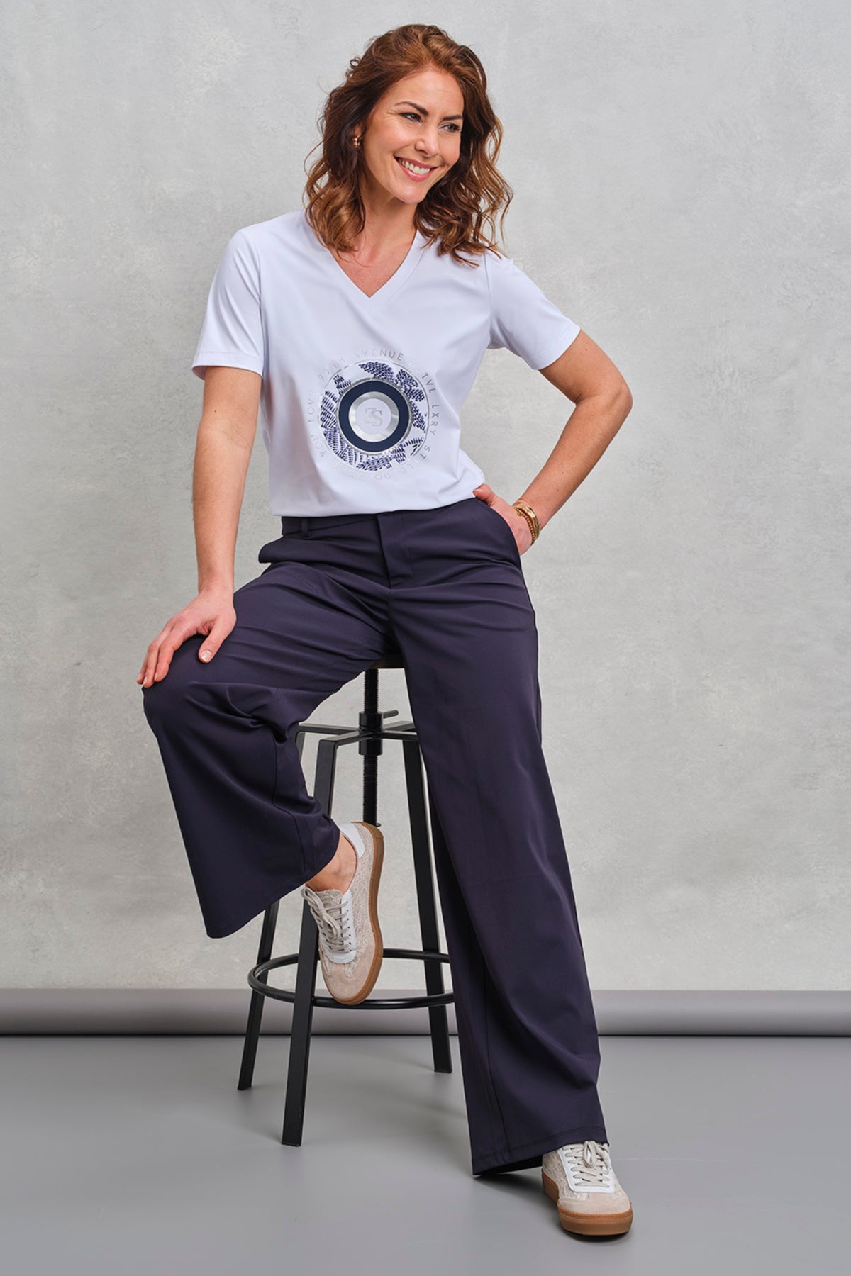 Witte en marineblauwe reis-T-shirt van Zoso met korte mouwen en grafisch ontwerp, gedragen door een model.