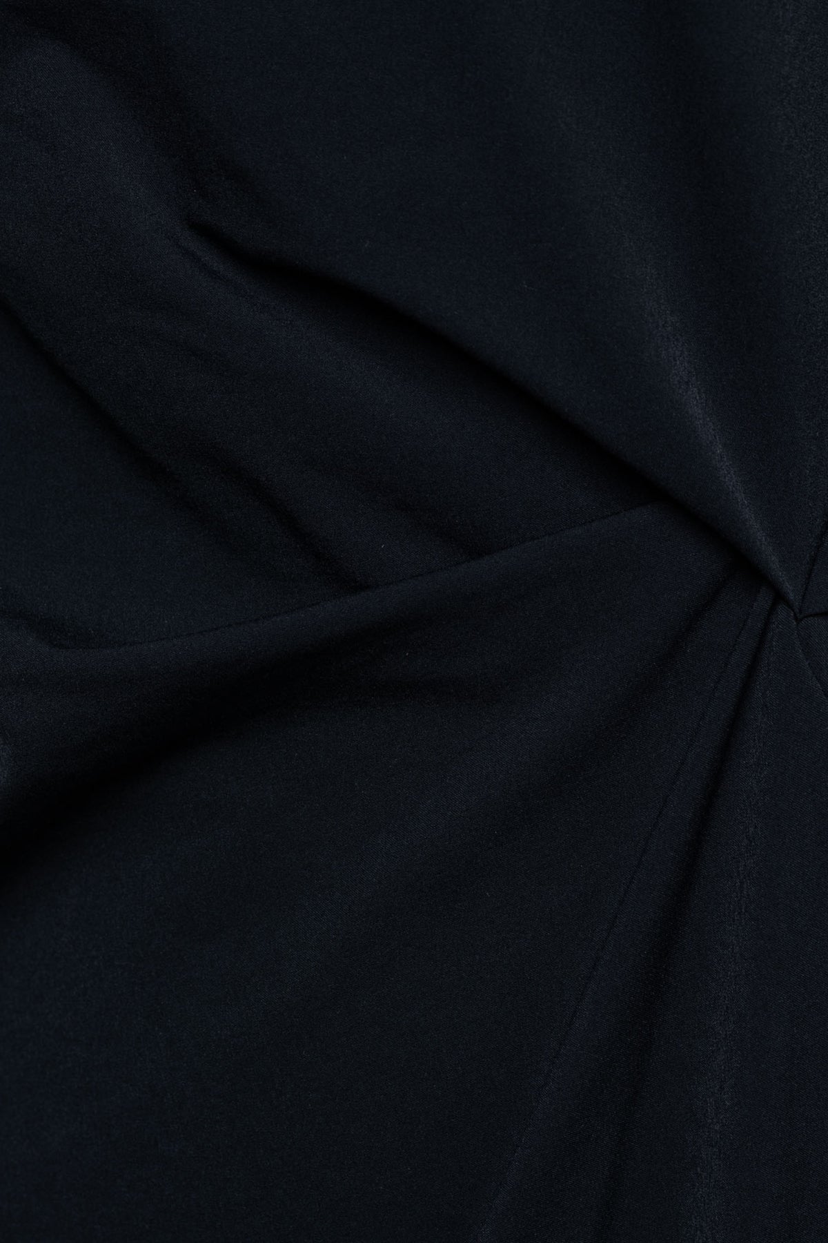 Navy blauwe Travel Jurk Pia van &Co woman, soepel vallende jurk met comfortabele pasvorm en modieuze uitstraling.