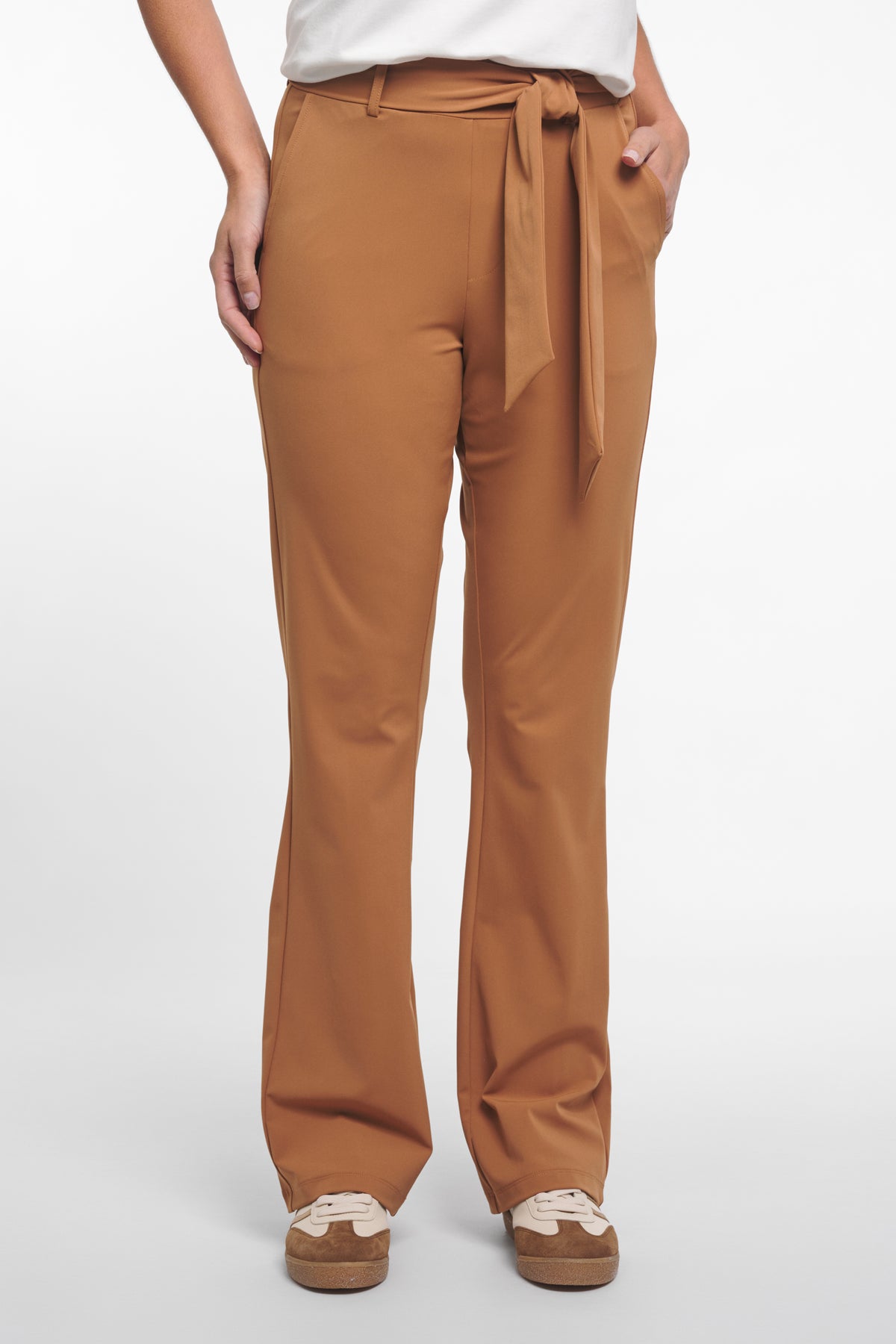 Zoso Belle Summer camel travelbroek voor dames, licht en comfortabel, geschikt voor zomerse reizen en casual dragen.