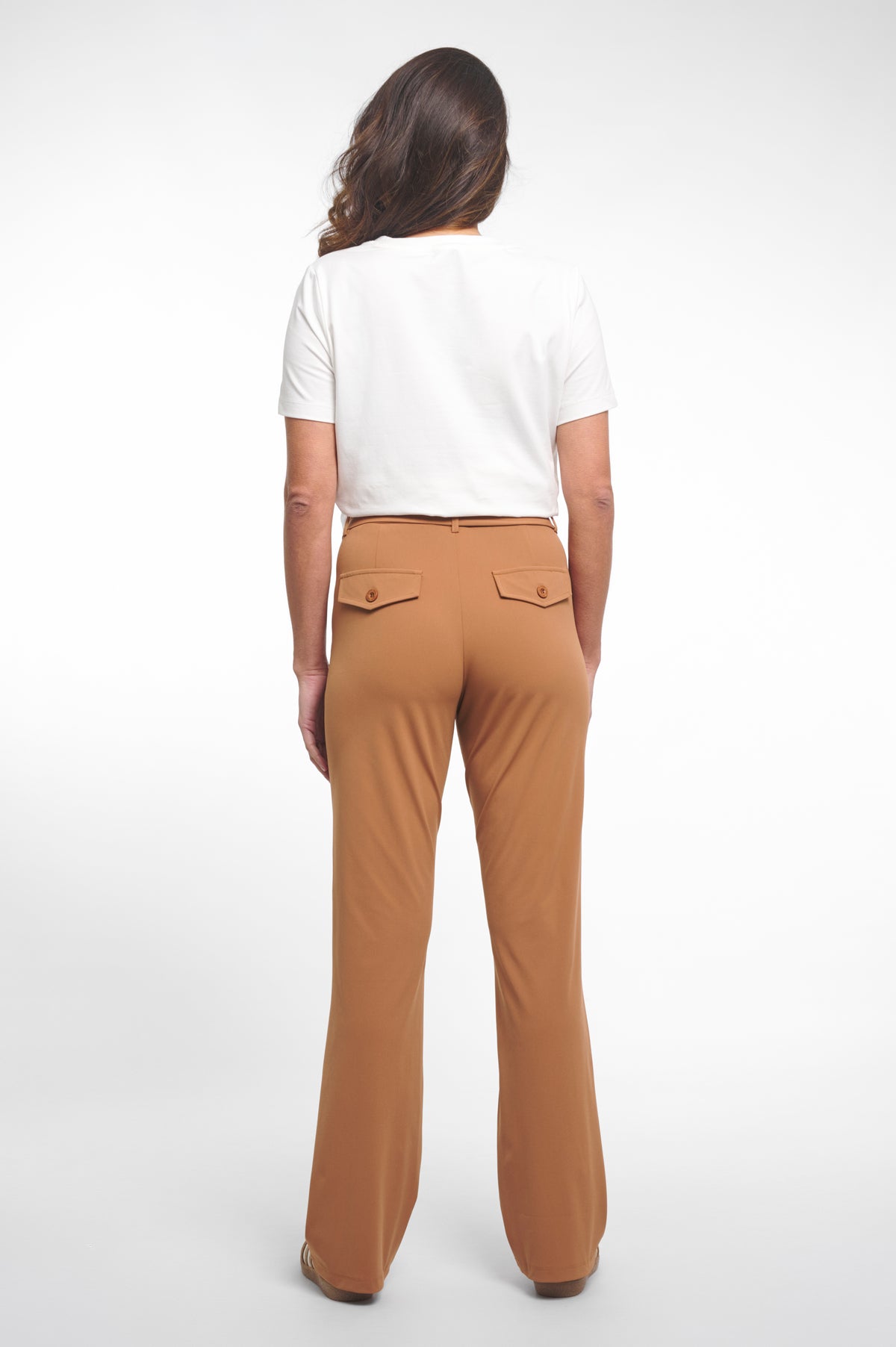 Lichtbruine zomerse reisbroek van Zoso, model Belle Summer Camel 262, met comfortabele pasvorm en stijlvolle uitstraling.