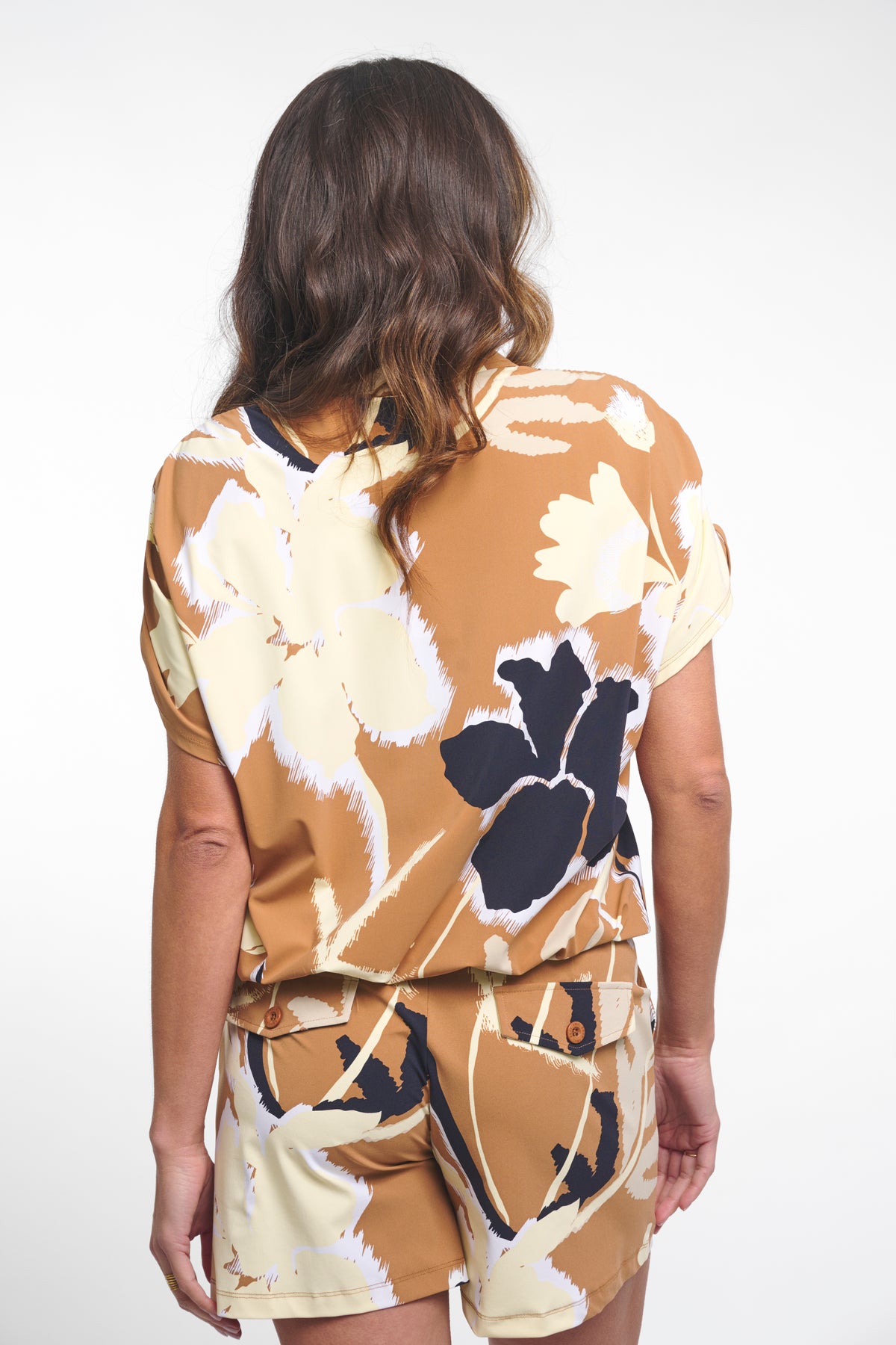 Zoso Georgina zomer blouse in camel geel met lichte fit en korte mouwen, geschikt voor reizen en casual dragen
