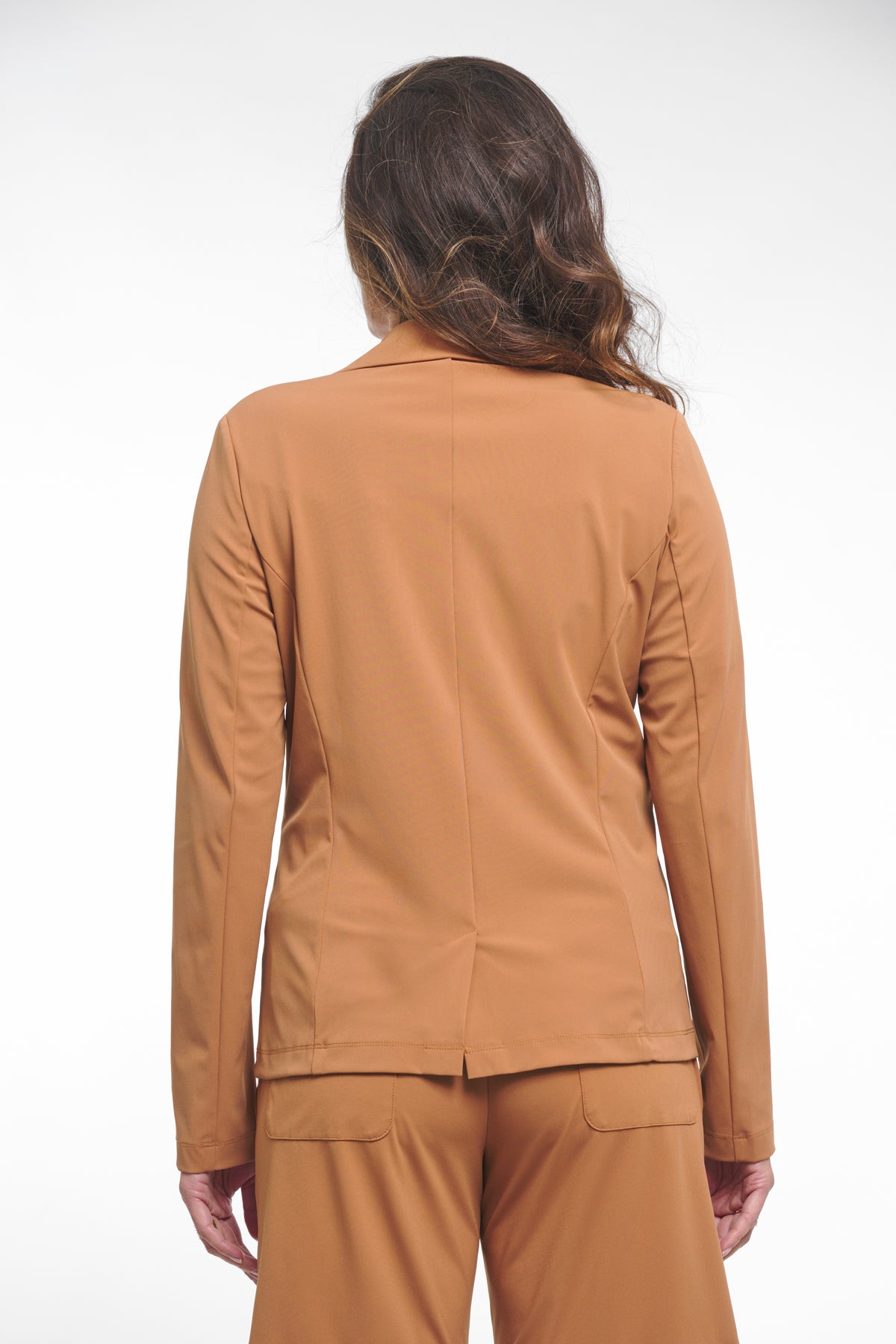 Lichte zomerse blazer Chantal van Zoso in camelkleur, geschikt voor reizen en casual stijl.