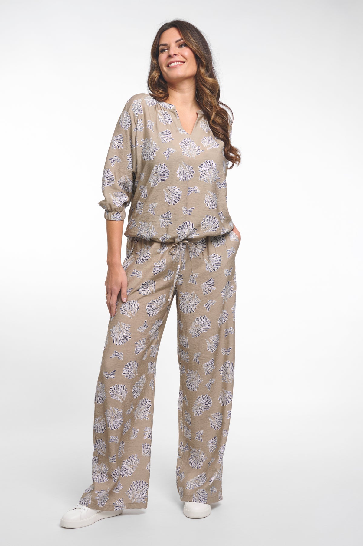 Zoso Louise Sage broek in lichtgroen met rechte pasvorm en elastische taille, geschikt voor lente en zomer.