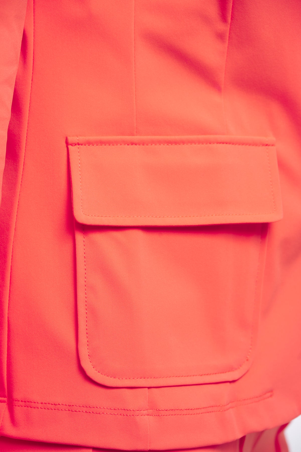 Zoso Travel Blazer Chantal Coral 262, lichtgewicht damesjas met opvallende koraalkleurige afwerking, geschikt voor reizen en casual draagstijl