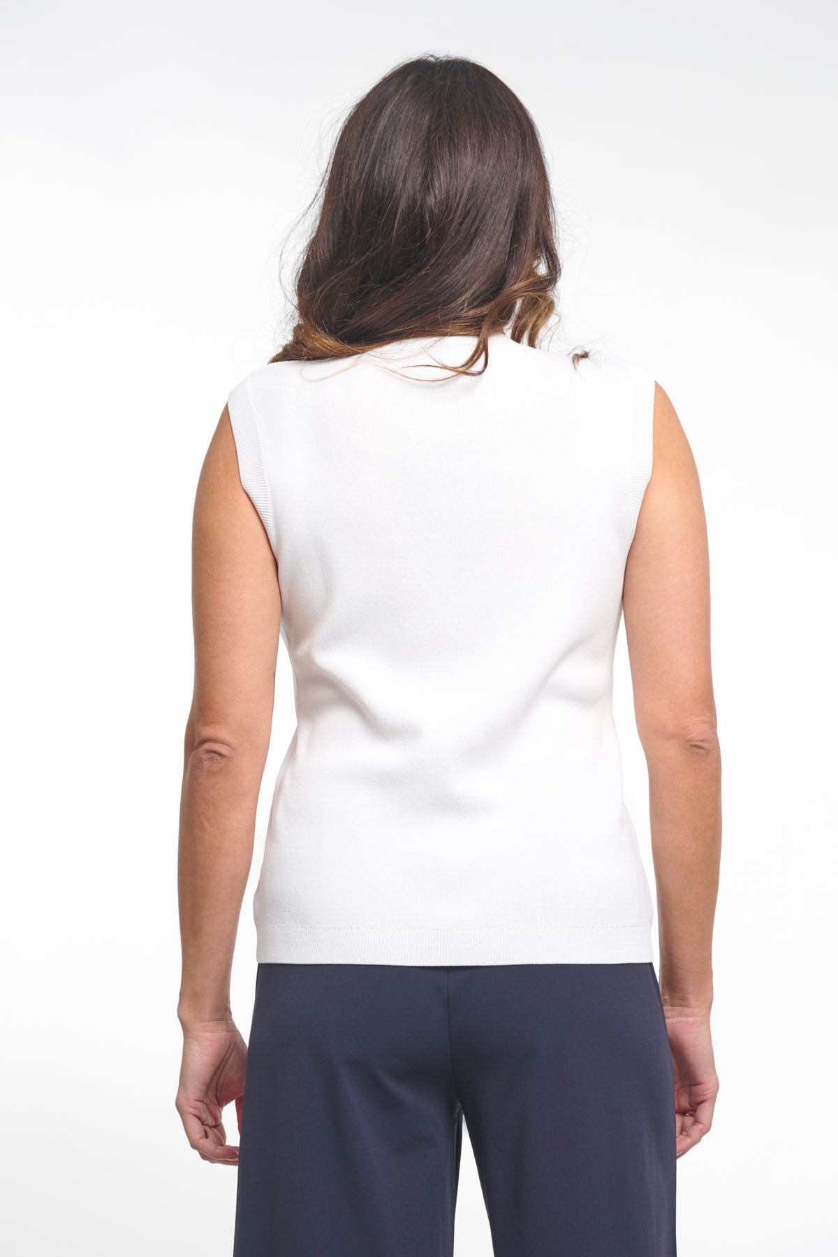 Wit top Patty White 262 van Zoso, lichte en luchtige damesblouse met korte mouwen en ronde hals, gelegen op een witte achtergrond.