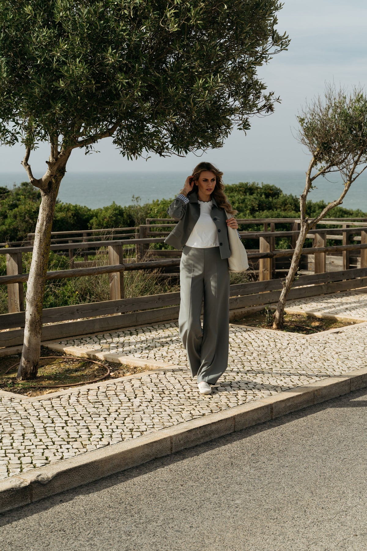 Lichte khaki blazer Cameron van &Co woman, getailleerd met knopen en revers, geschikt voor zakelijke en casual outfits.