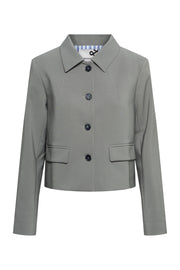 Lichte khaki blazer Cameron van &Co woman, getailleerd met knopen, gedragen door een model.