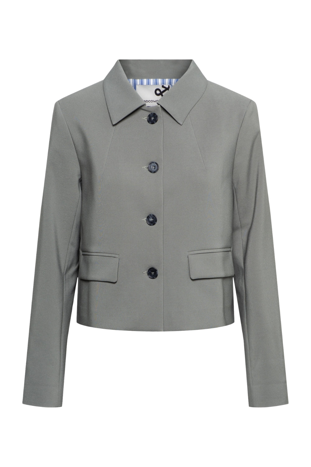 Lichte khaki blazer Cameron van &Co woman, getailleerd met knopen, gedragen door een model.