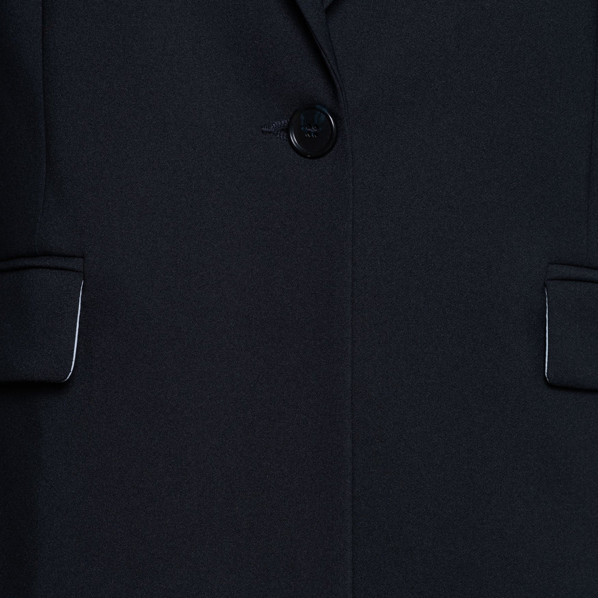 Navy blazer van &Co woman, Claire Comfort stijl, met knopen en reverskraag, gedragen door een model op de foto.
