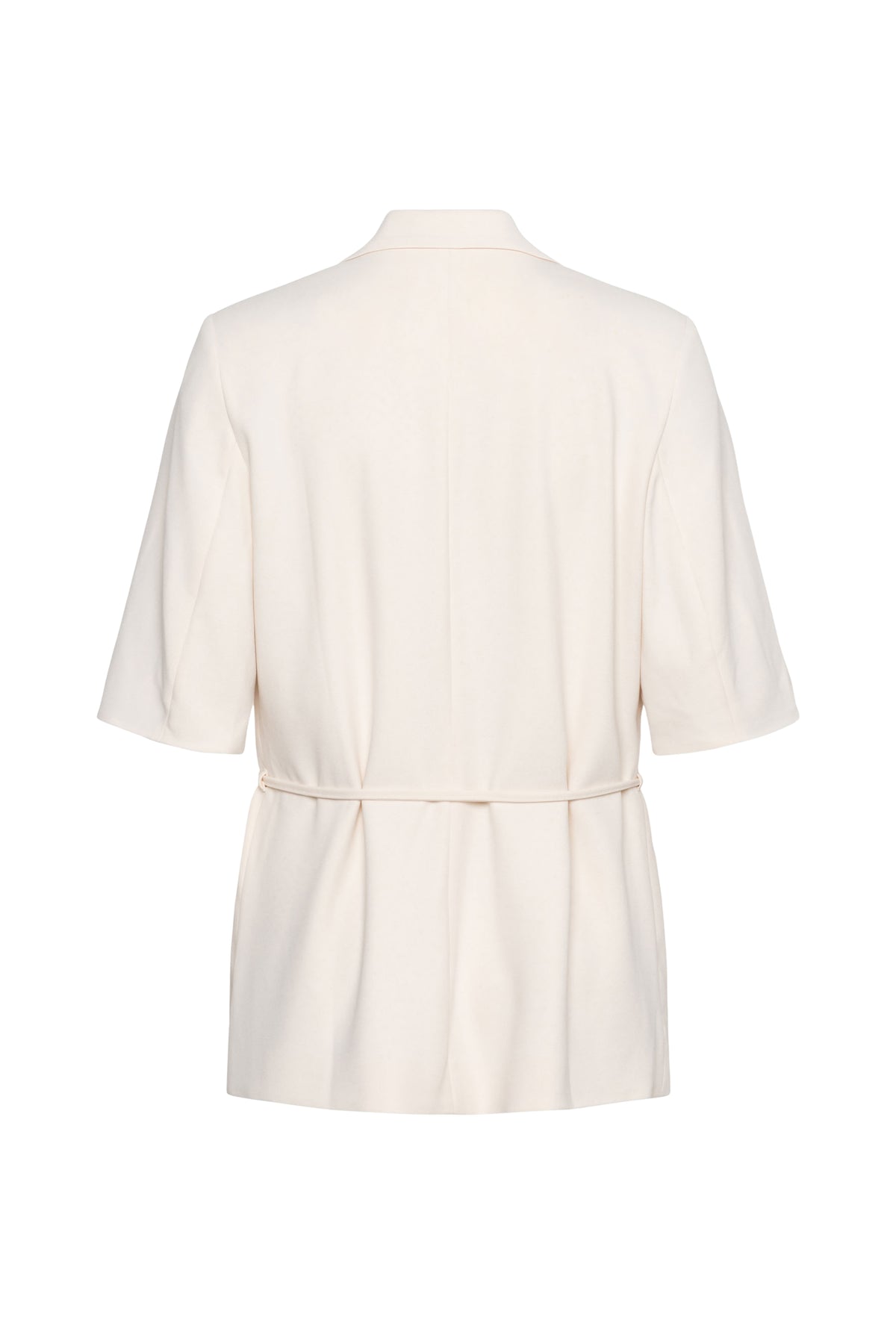 Lichtbeige blazer Gina Vanilla van &Co woman, stijlvolle damesblazer met knoopsluiting en reverskraag, gedragen door een model.