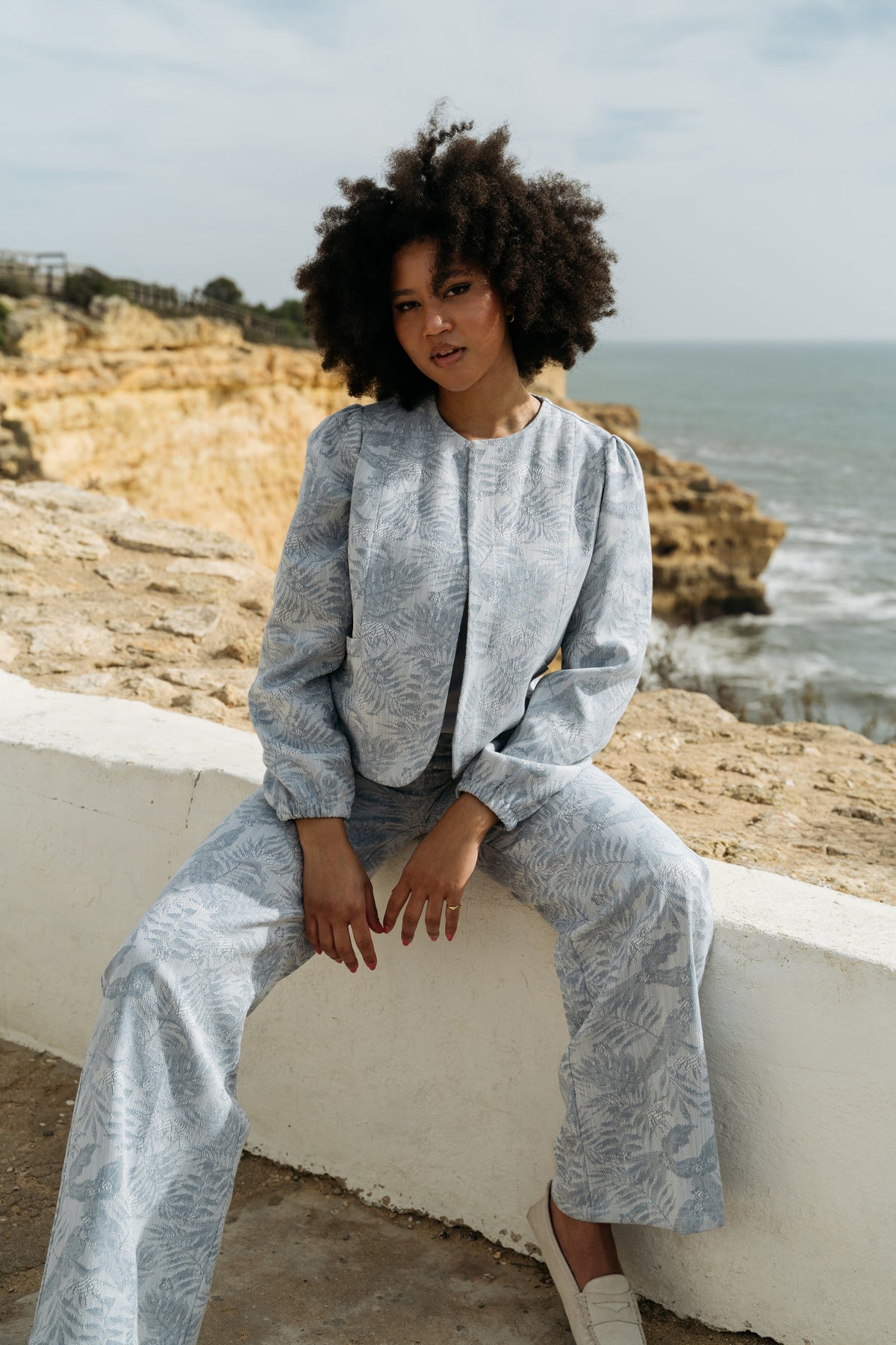 Blazer Savanna Light Blue Multi van &Co woman met een stijlvolle, kleurrijke print en gekleed model op een witte achtergrond.