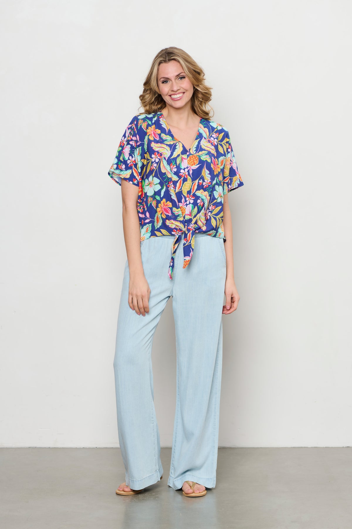Lichte blouse van &Co woman met kleurrijk Aruba Multi Flower patroon in cobalt, met lange mouwen en losvallende pasvorm.
