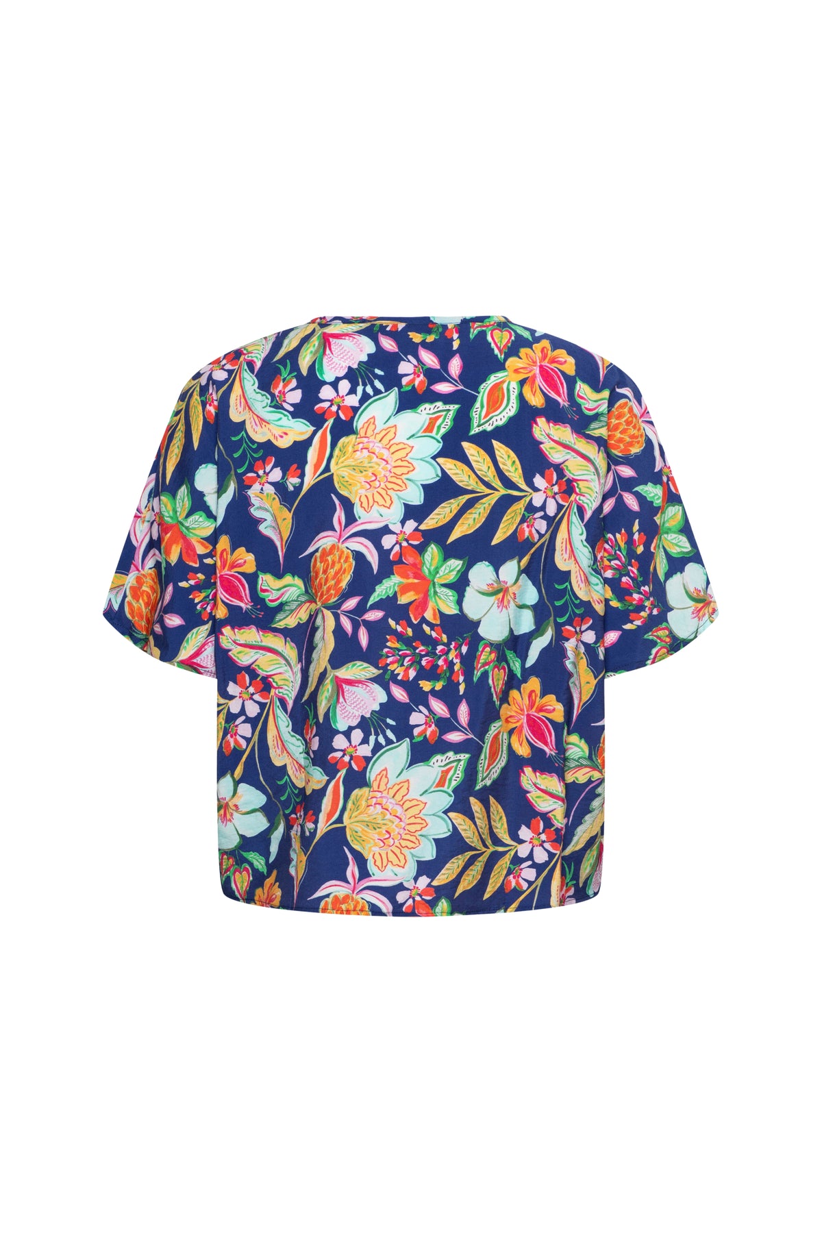 Kobaltblauwe blouse Aruba Multi Flower van &Co woman met kleurrijk bloemenpatroon en lichte, losse pasvorm.