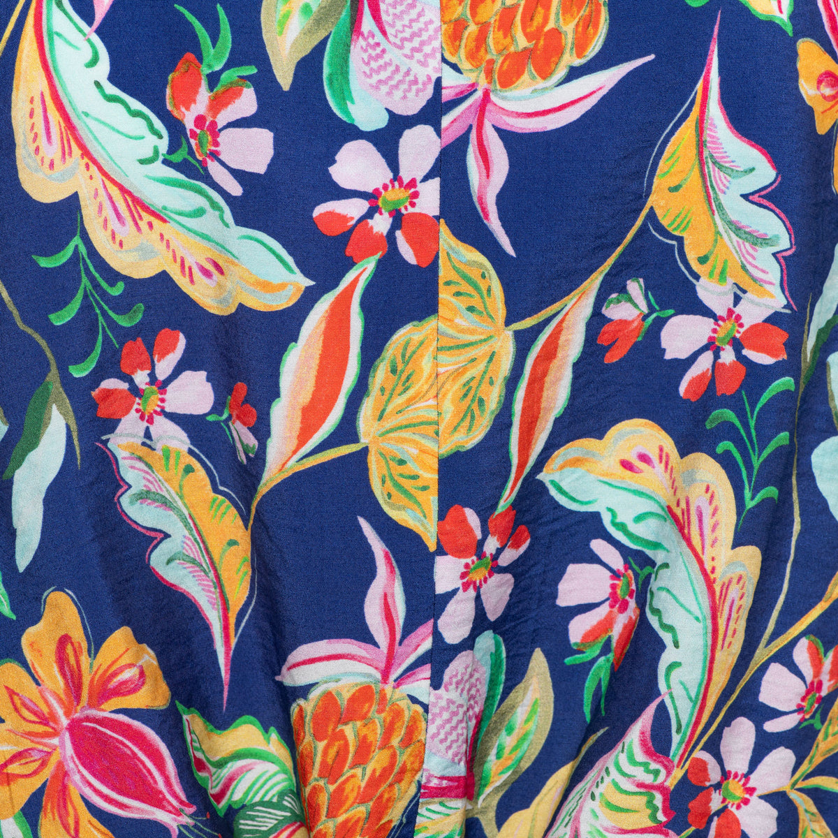 Blouse Aruba Multi Flower Cobalt van &Co woman, met kleurrijk bloemenpatroon en korte mouwen, gedragen door een model.