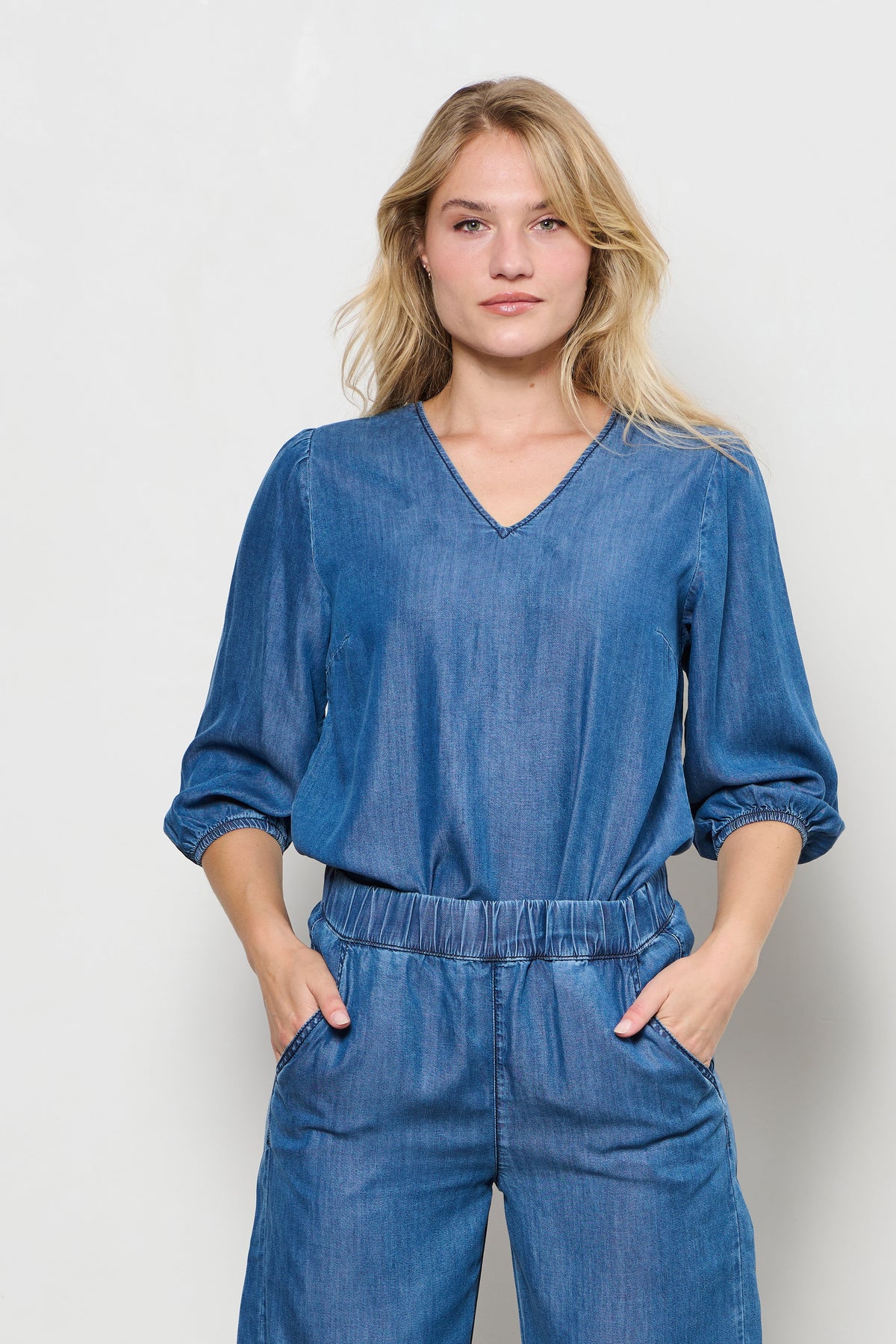 Blouse Jennifer Indigo van &Co woman, elegante blouse met lange mouwen en knoopsluiting, in indigo kleur.