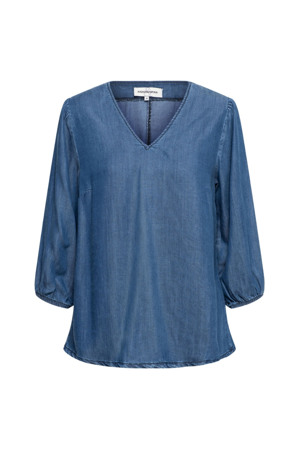 Blouse Jennifer Indigo van &Co woman, lichtblauwe blouse met lange mouwen en knoopsluiting, gedragen door een model.