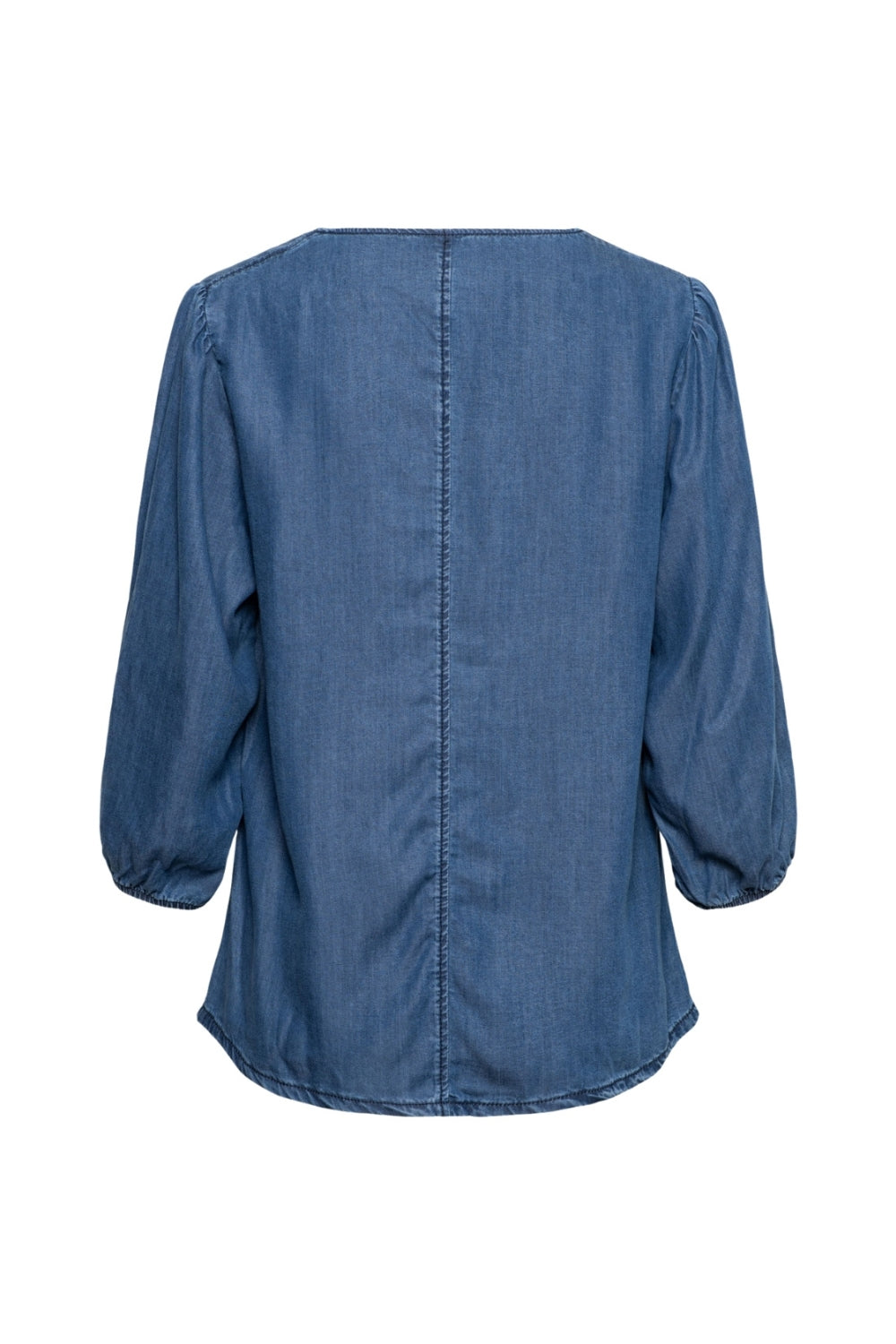 Blouse Jennifer Indigo van &Co woman, asymmetrische snit en lange mouwen, gedragen door een model, close-up van de stof en details