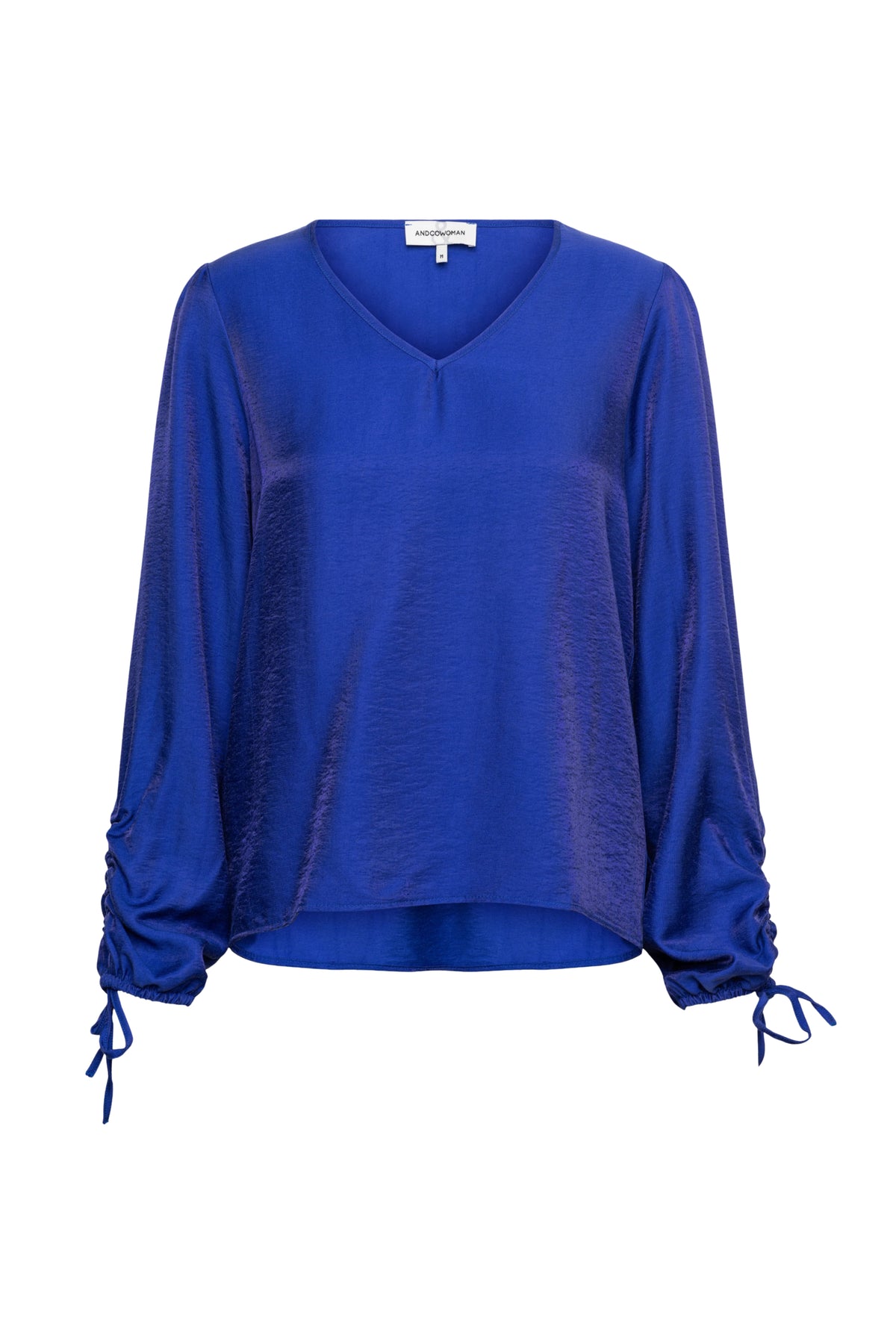 Lichtblauwe blouse Marbelle Iris van &Co woman, met elegante kraag en knoopsluiting, gedragen door een model.