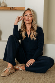 Donkerblauwe Dawn broek voor dames van &Co woman, casual pasvorm en comfortabel draagcomfort, zichtbaar in de afbeelding.