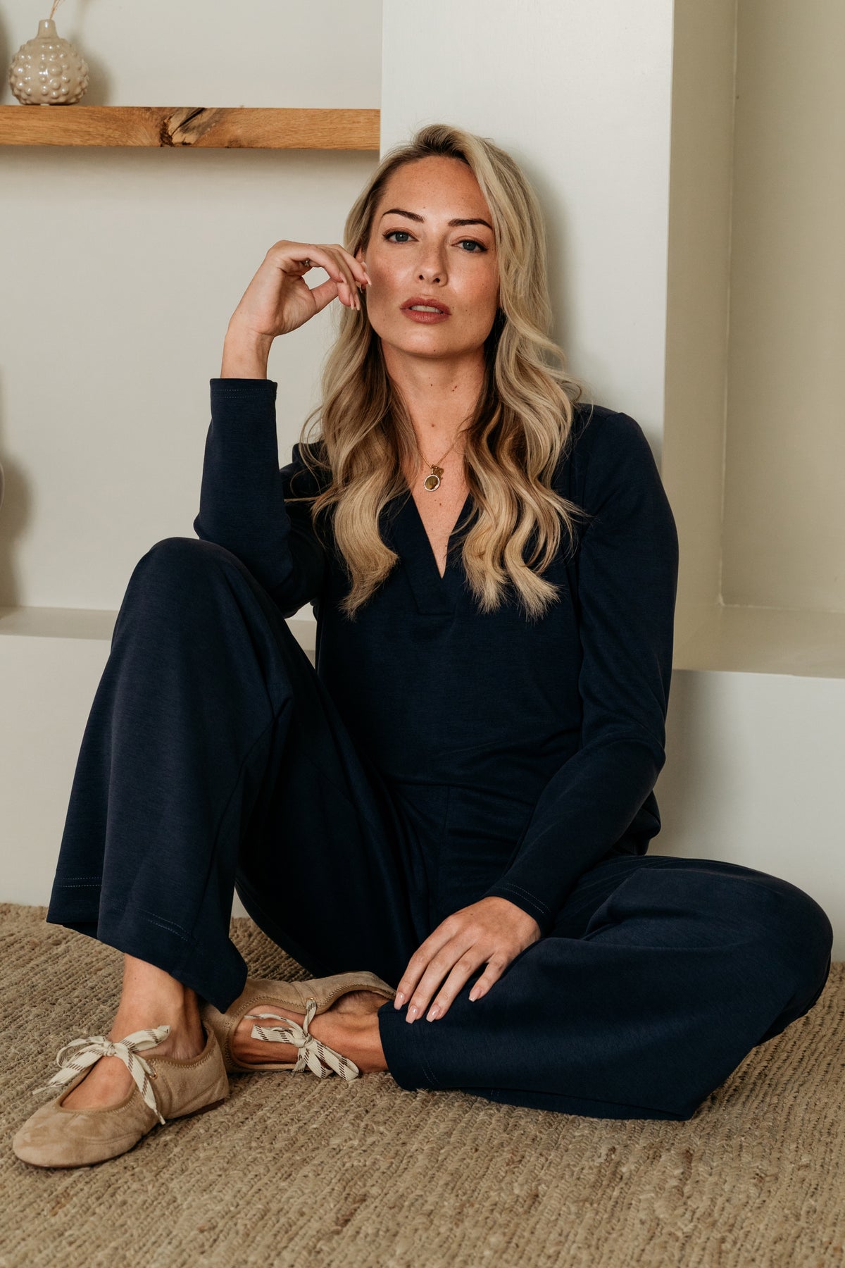 Donkerblauwe Dawn broek voor dames van &Co woman, casual pasvorm en comfortabel draagcomfort, zichtbaar in de afbeelding.