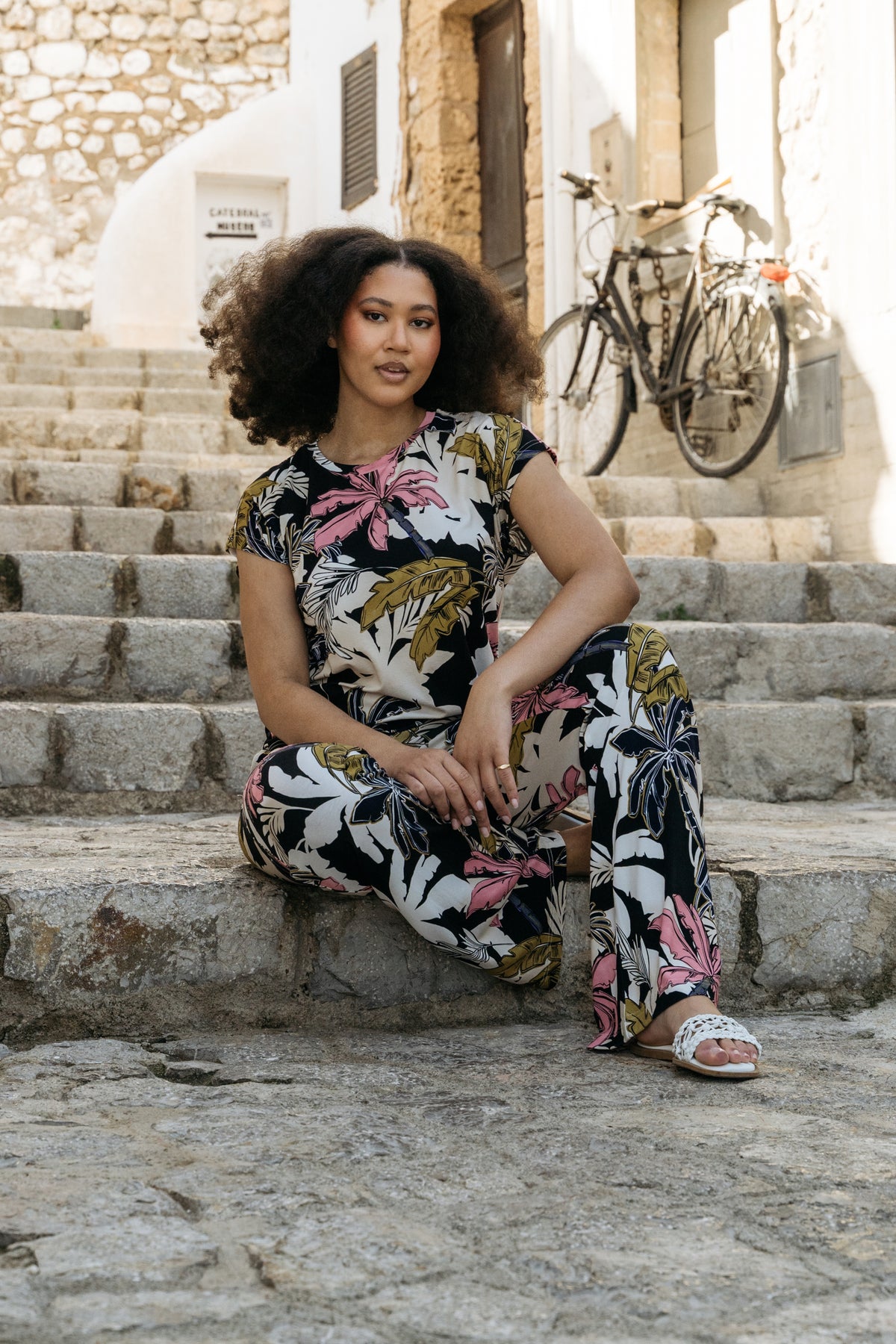 Zwarte multicolor Loa Palm broek van &Co woman, comfortabel en modieus, getoond op model