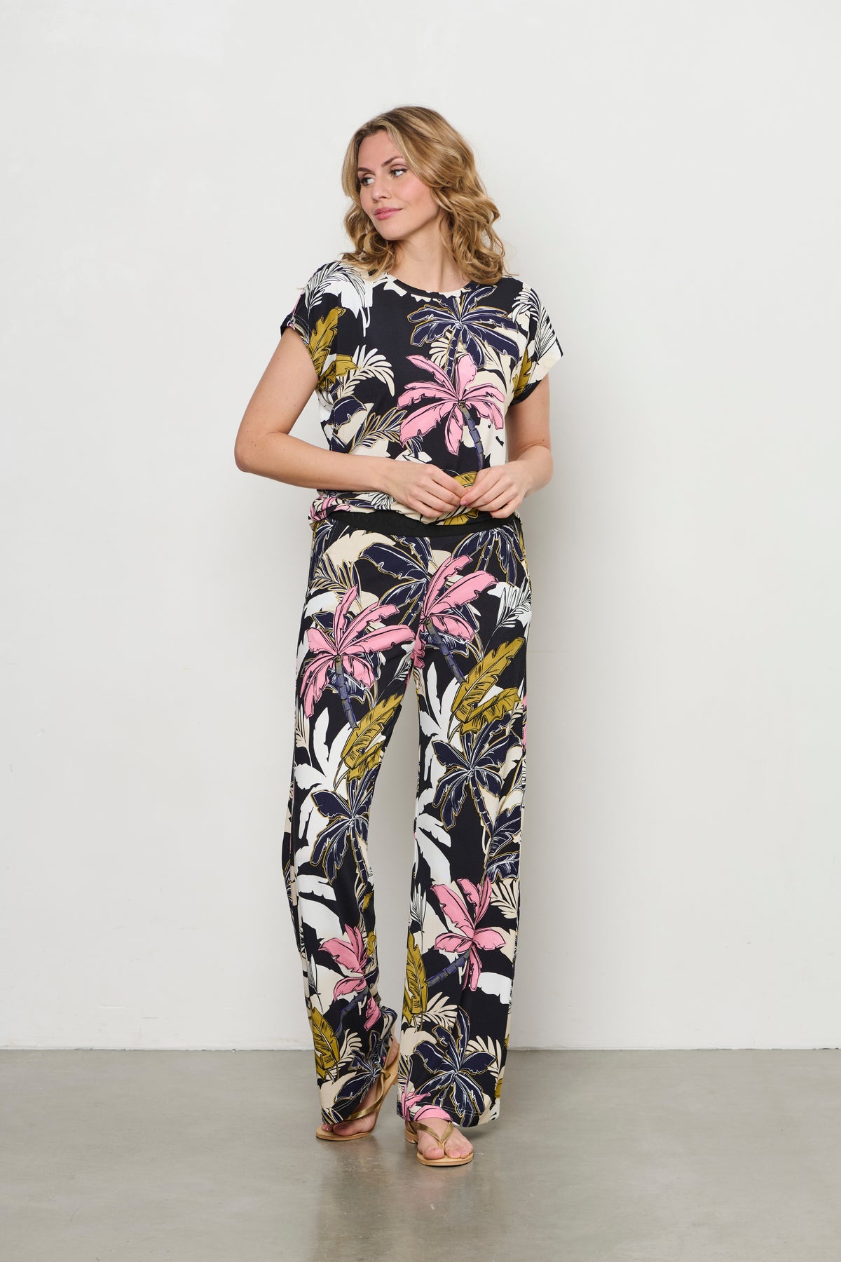Zwarte multi-gekleurde Loa Palm broek van &Co woman, stijlvolle dames broek met print en comfortabele pasvorm.