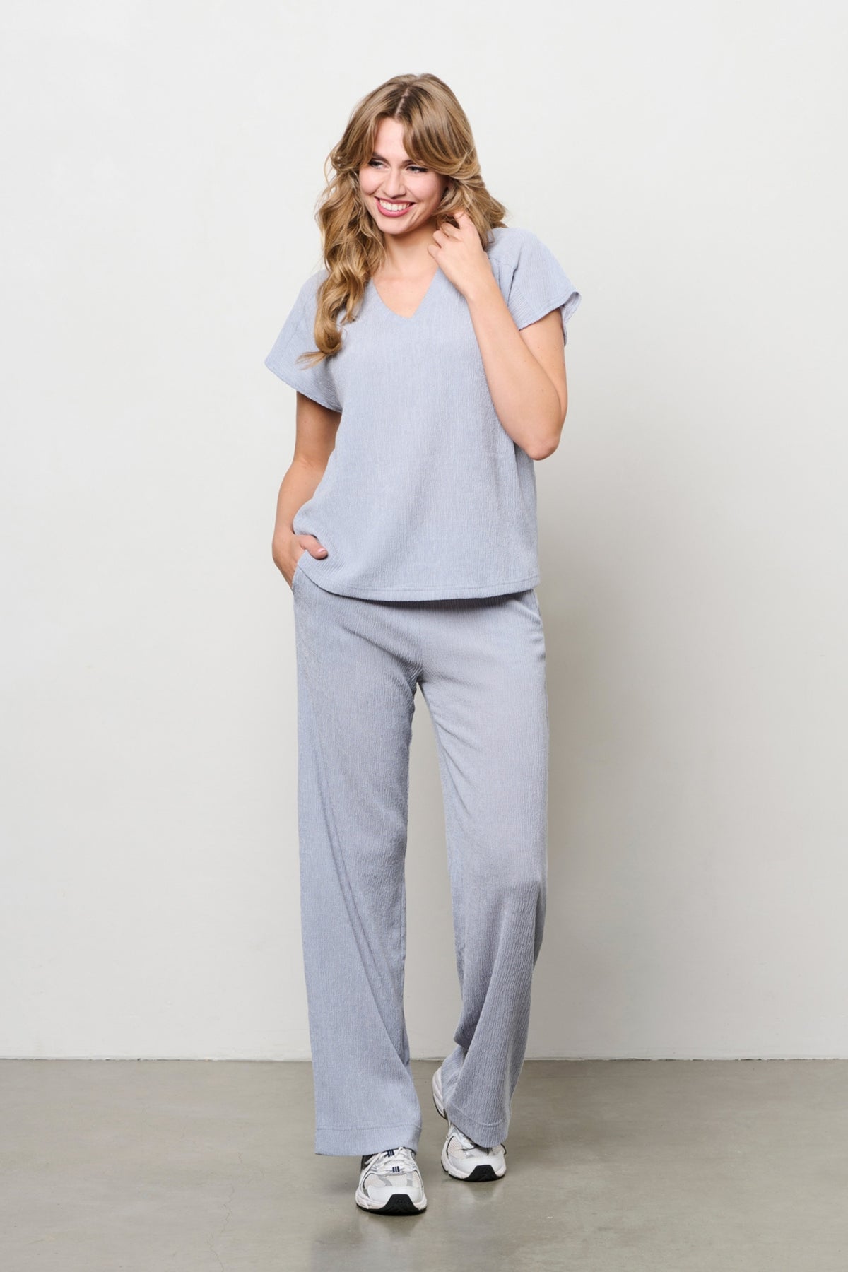 Donkere blauwe Lyonet broek van &Co woman, stijlvolle pasvorm en comfortabel materiaal, zichtbaar op de afbeelding.