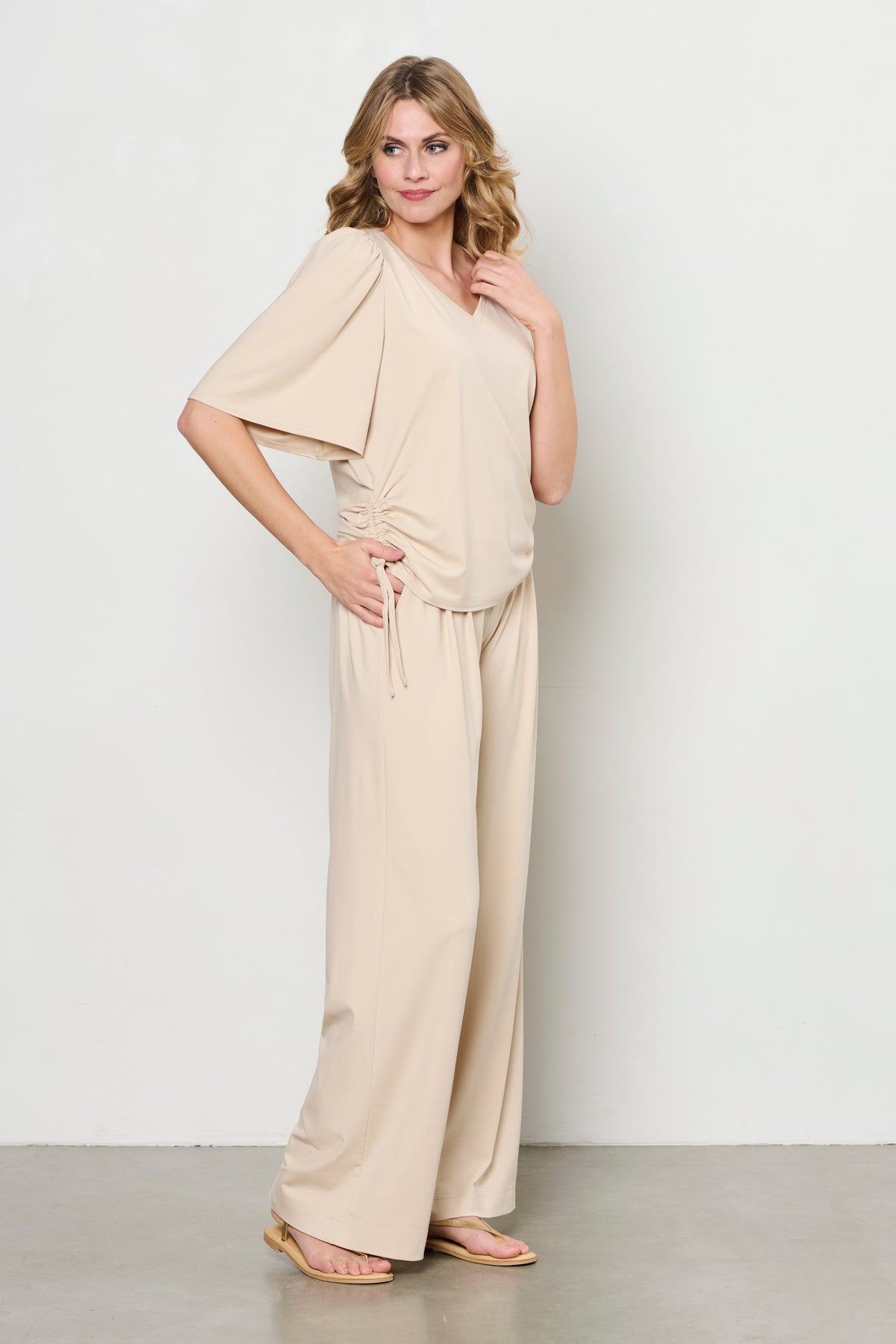 Lichtbruine broek Millie Sand van &Co woman, stijlvolle pasvorm en comfortabele stof, zichtbaar op de afbeelding.