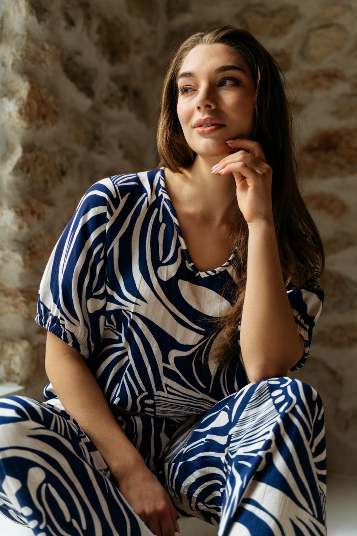 Nessy Weave blauwe multicolor broek van &Co woman, getailleerd design met geweven patroon en comfortabele pasvorm.