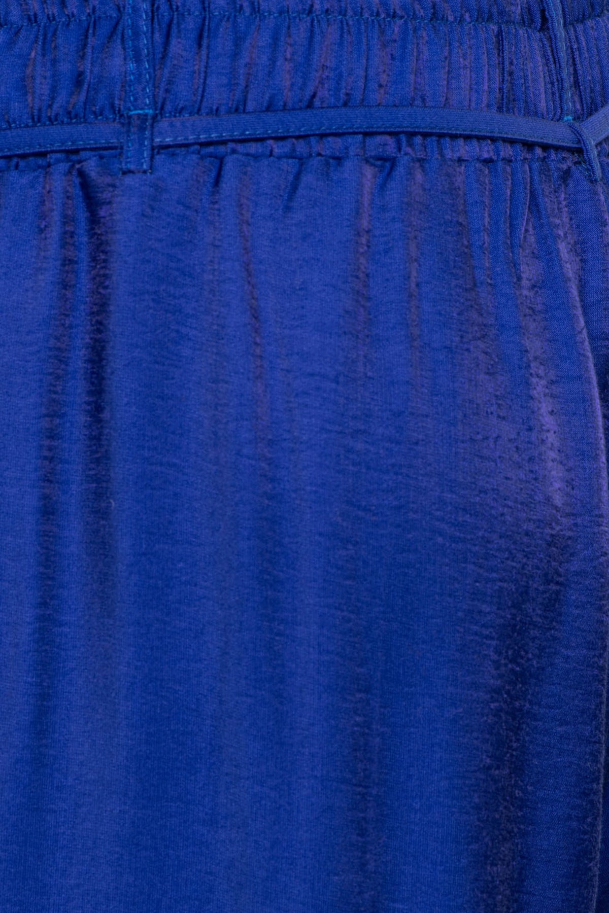 Lichte blauwe broek Solana Iris van &Co woman, met een comfortabele pasvorm en stijlvolle uitstraling, zichtbaar op de afbeelding.